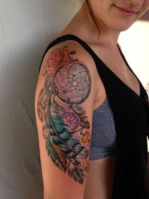  Tatouage attrape rêve très coloré sur le haut du bras et sur l'épaule